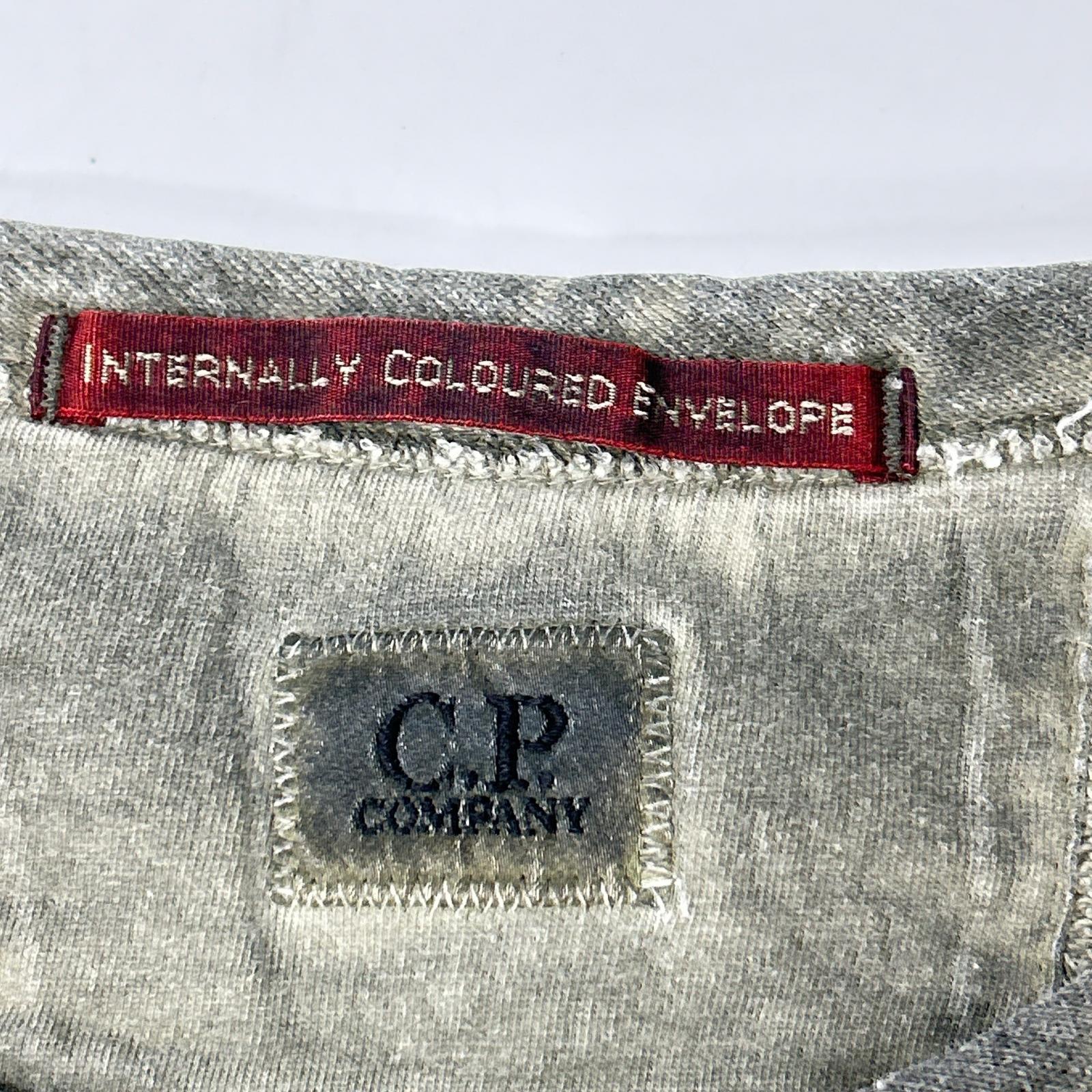 C.P.COMPANY シーピーカンパニー 10CMSS197A グレー クルーネック ICEレンズスウェットシャツ トップス