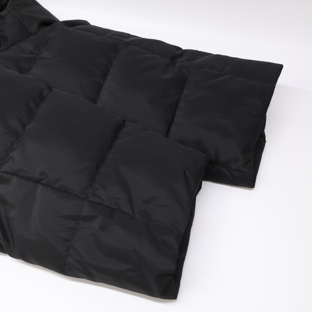 PRADA プラダ 【美品/国内正規/24年製】29O364 トライアングルロゴプレート ベルト付 フーディダウン コート