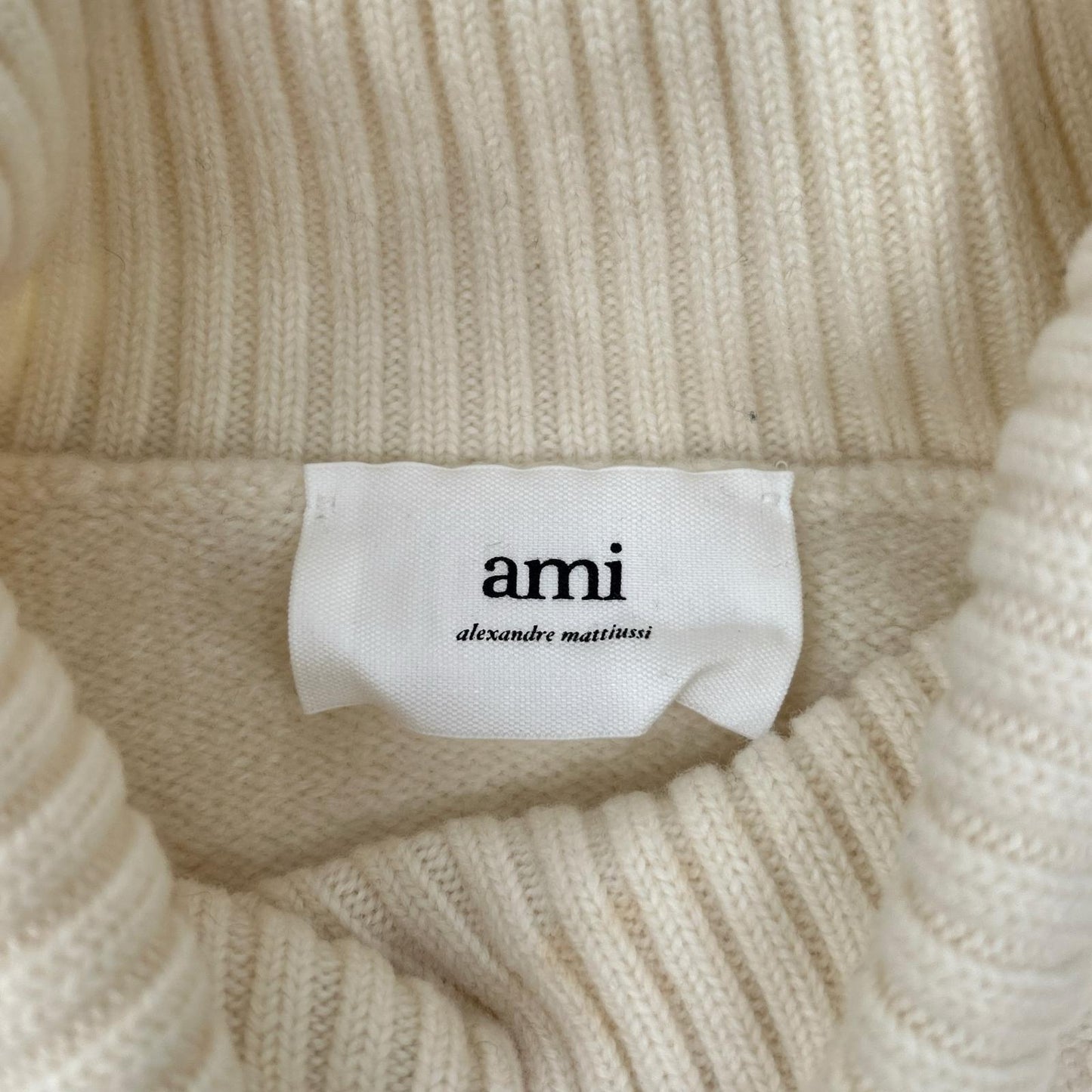 AMI Alexandre Mattiussi アミアレクサンドルマテュッシ BFUKS402 018 アイボリー ウール タートルネック ニット トップス