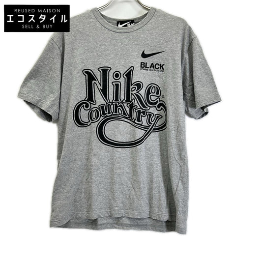 BLACKCOMMEdesGARCONS ブラックコムデギャルソン ×NIKE 1E-T103 グレー コットン Country TEE プリントTシャツ トップス