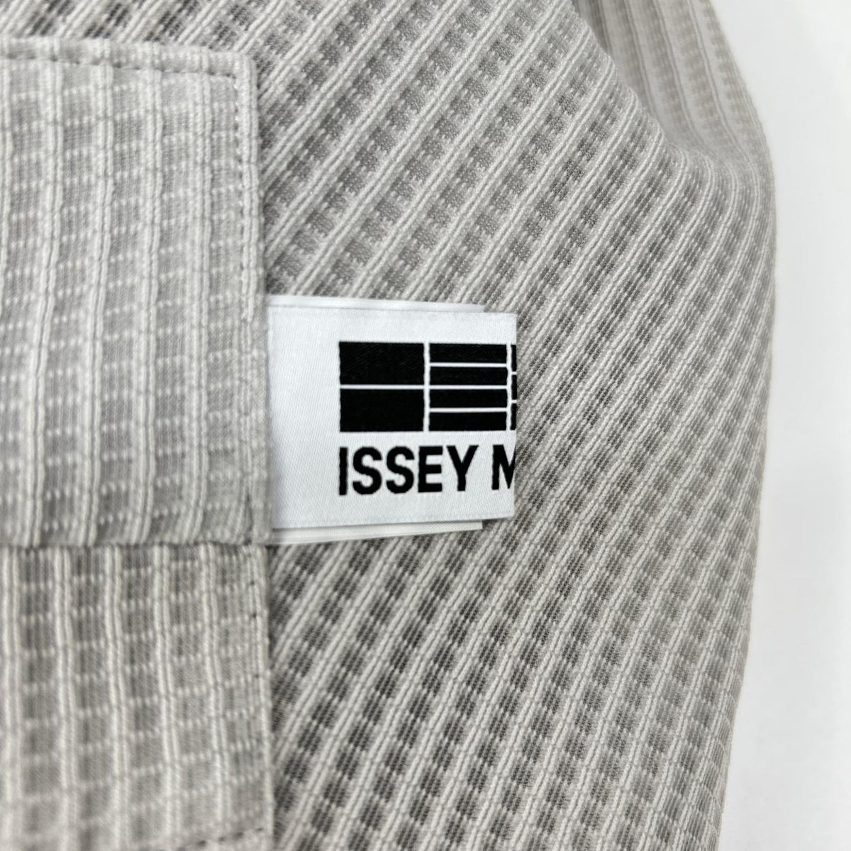 ISSEY MIYAKE イッセイミヤケ 132 5. IL83FJ511 グレー デザイン ジップ トップス トップス