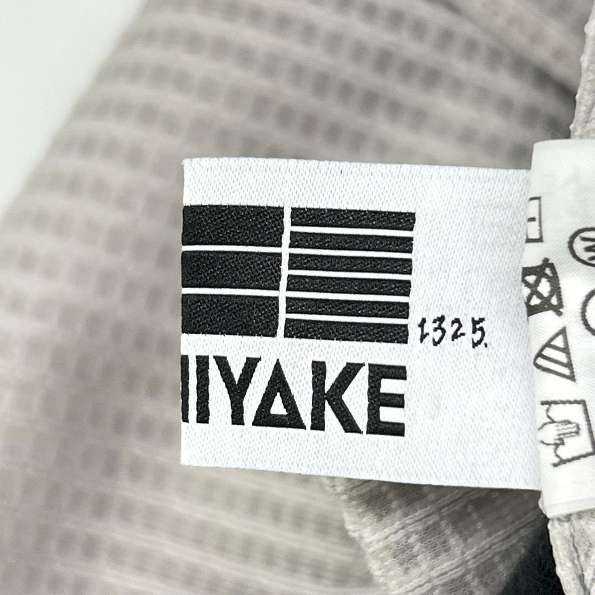 ISSEY MIYAKE イッセイミヤケ 132 5. IL83FJ511 グレー デザイン ジップ トップス トップス