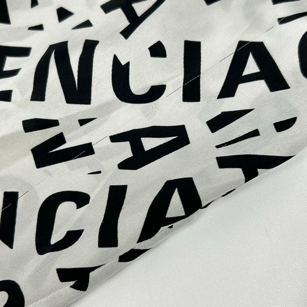BALENCIAGA バレンシアガ 【WARDROBE】22年 662983 ホワイト 長袖シャツ トップス