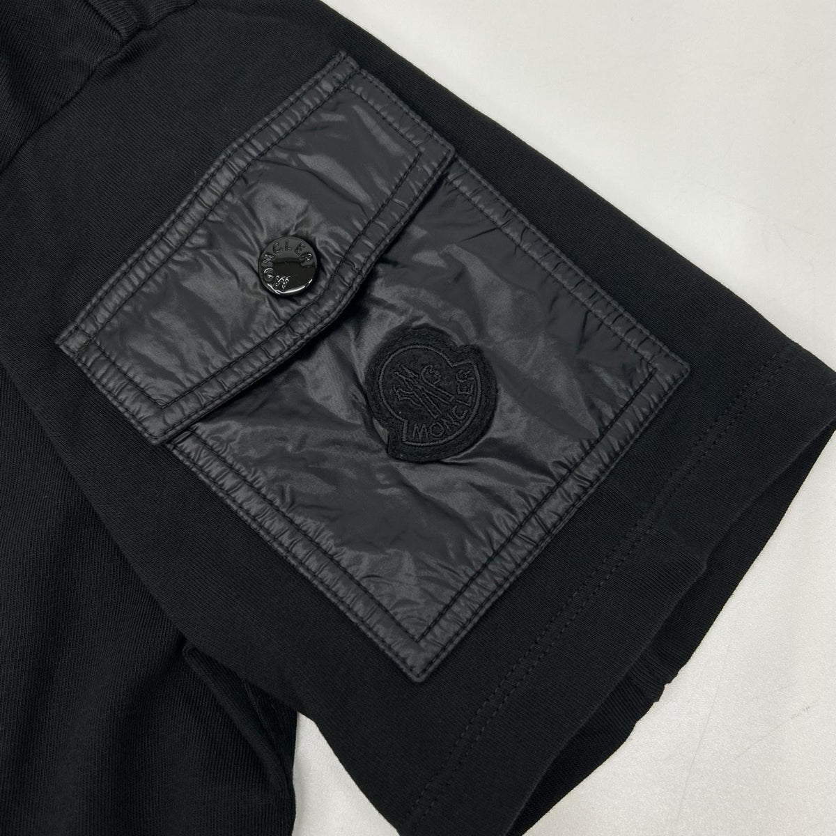 MONCLER モンクレール 21年 ブラック SS T-SHIRT ナイロンポケット ロゴ Tシャツ トップス