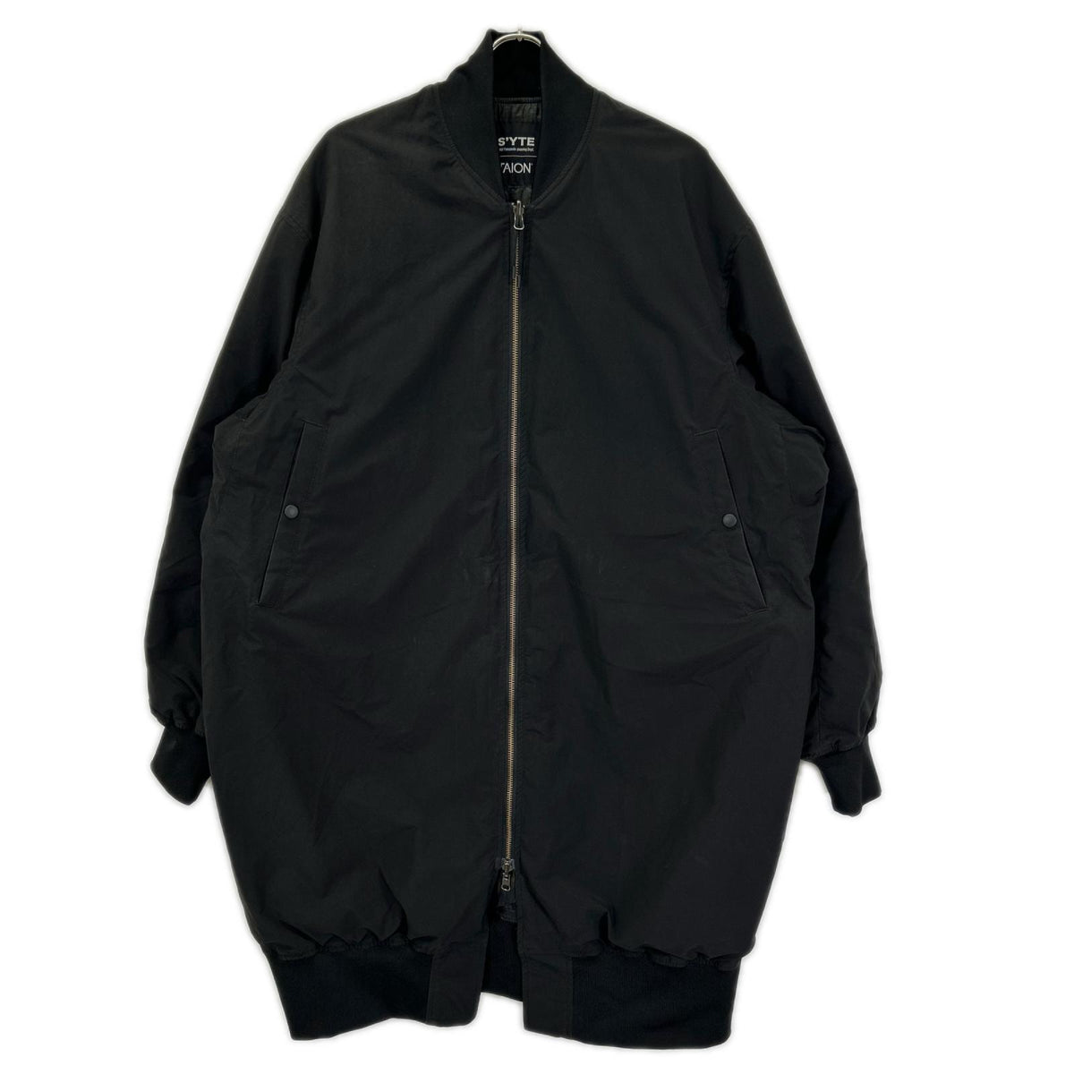 S'YTE サイト 【×TAION】UB-Y04-921 ブラック×オリーブグリーン DAHLIA CAMOUFLAGE QUILTED DOWN REVERSIBLE LONG MA-1 リバーシブル ブル ジャケット