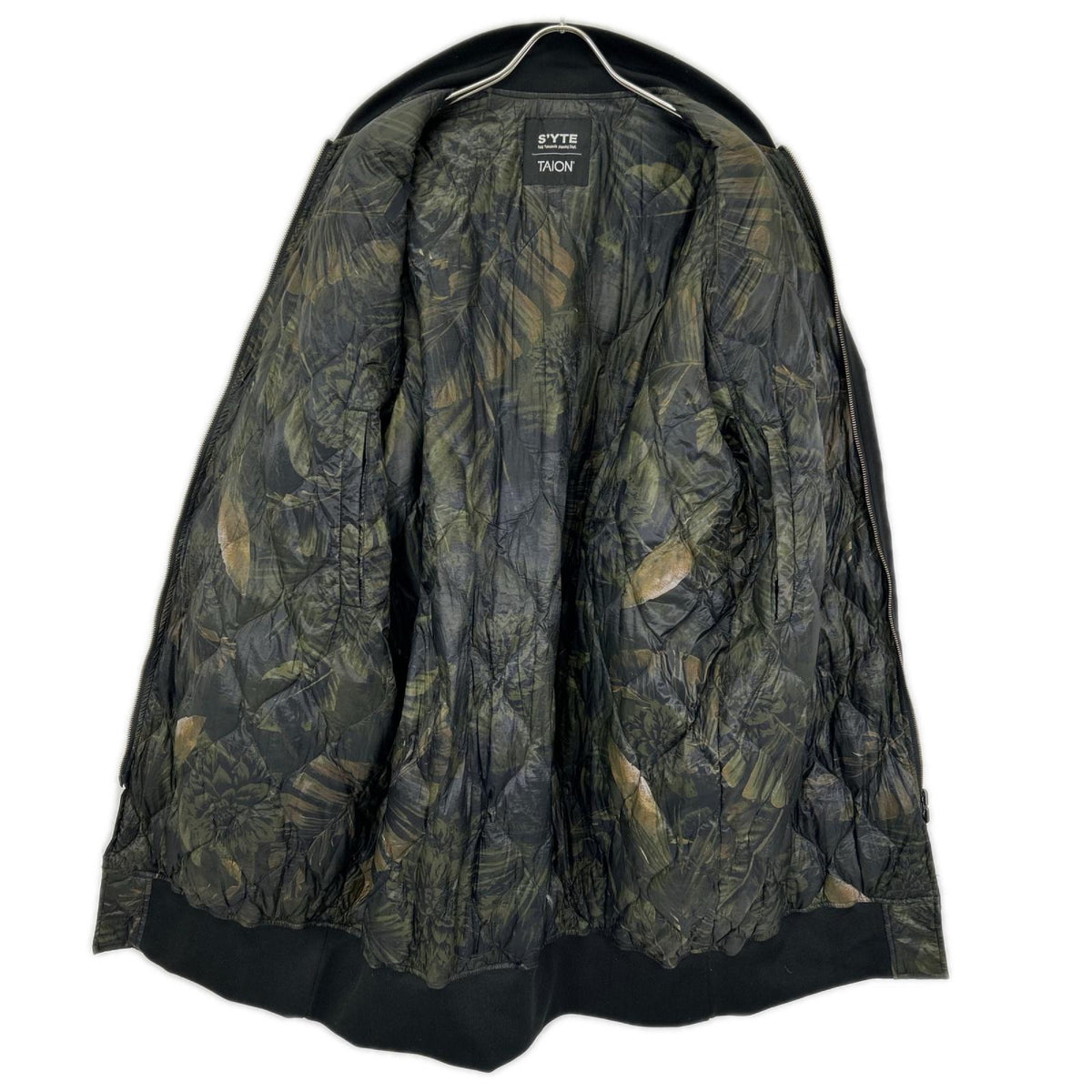 S'YTE サイト 【×TAION】UB-Y04-921 ブラック×オリーブグリーン DAHLIA CAMOUFLAGE QUILTED DOWN REVERSIBLE LONG MA-1 リバーシブル ブル ジャケット