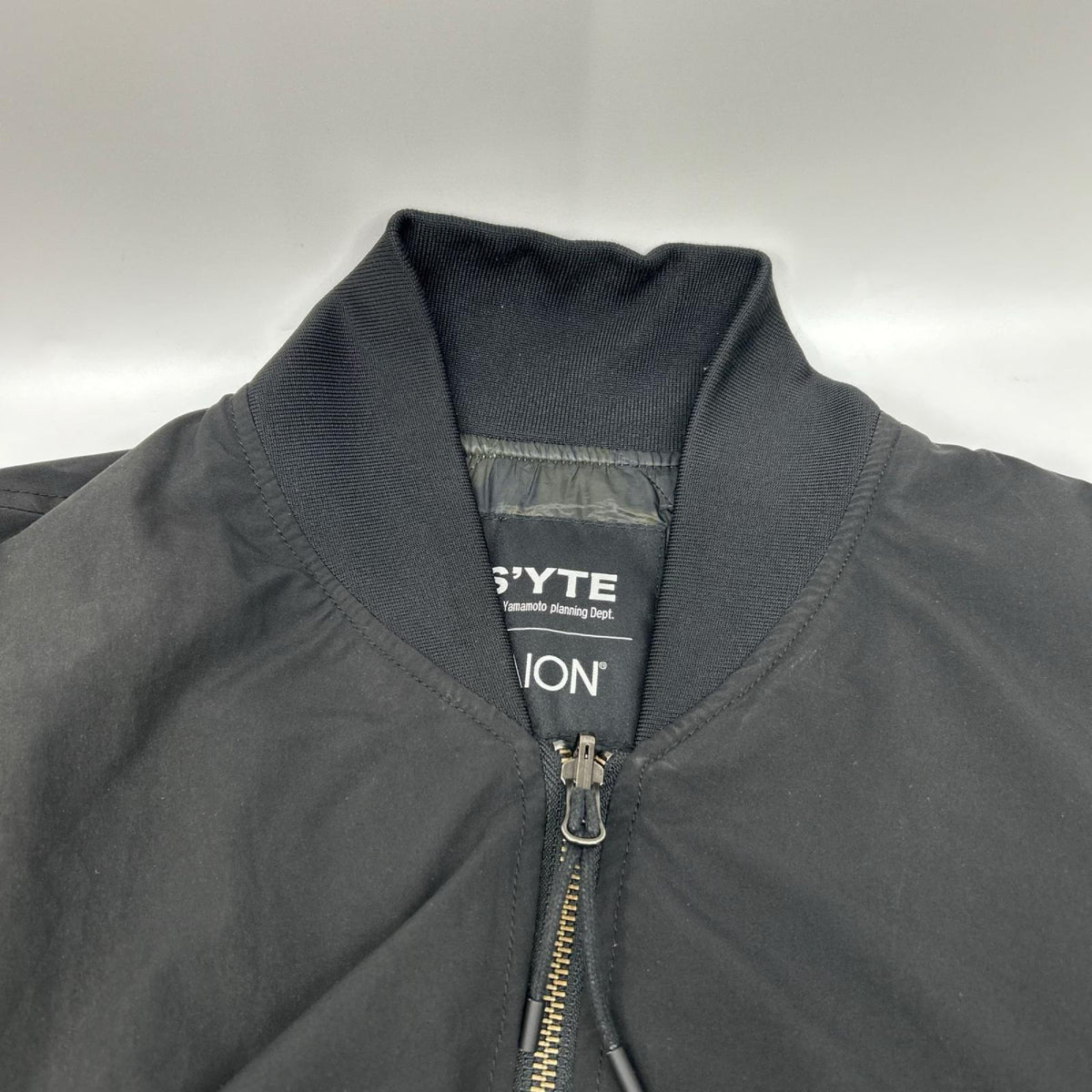 S'YTE サイト 【×TAION】UB-Y04-921 ブラック×オリーブグリーン DAHLIA CAMOUFLAGE QUILTED DOWN REVERSIBLE LONG MA-1 リバーシブル ブル ジャケット