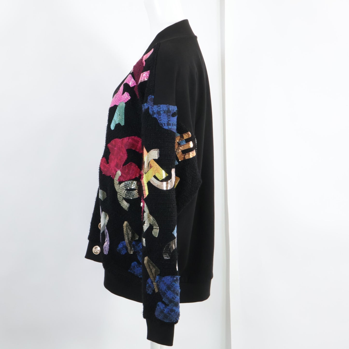 CHANEL Beautiful P72995K10507 22AW Coco Mark Multi-Patch Tweed Switching Sweat Cardigan Top