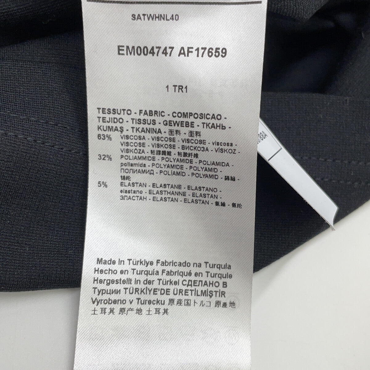 EMPORIO ARMANI 安普里奥·阿玛尼 EM004747 黑色高领套头衫 针织 半拉链上衣