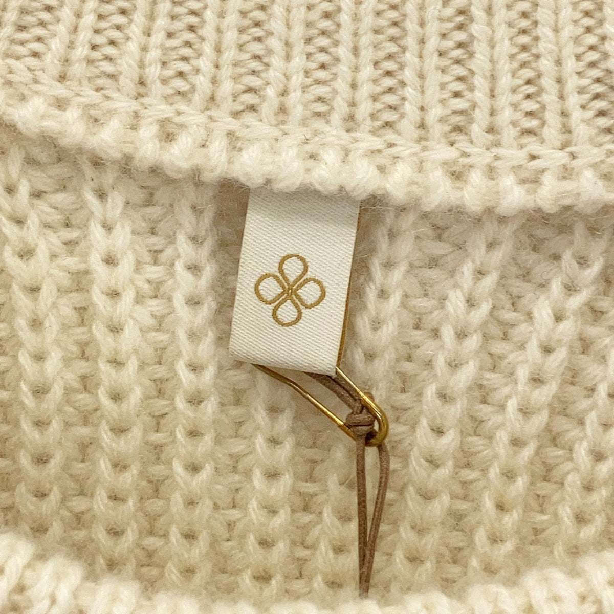 TOYOBOSHI TOYOBOSHI Itoi white natural 15IT-PC2310 MAKI 100% cashmere crew-neck sweater top