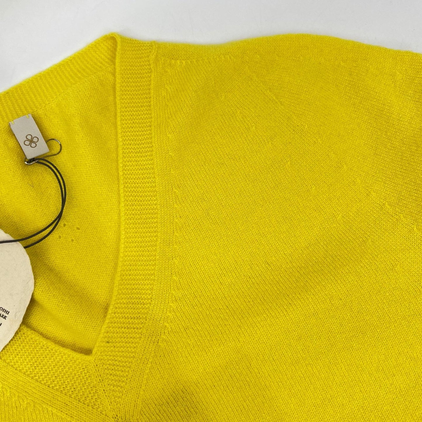 TOYOBOSHI Itoi KARIBA 09IT-EF0003 Yellow 100% Cashmere V-neck Knit Top