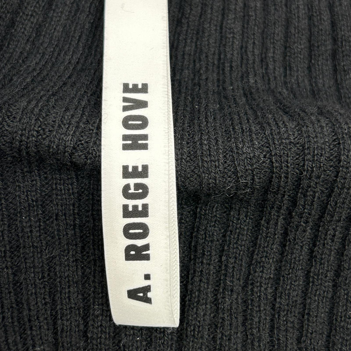 A. ROEGE HOVE エ・ローエ・ホーベ ブラック ウール ストレッチ カーディガン トップス