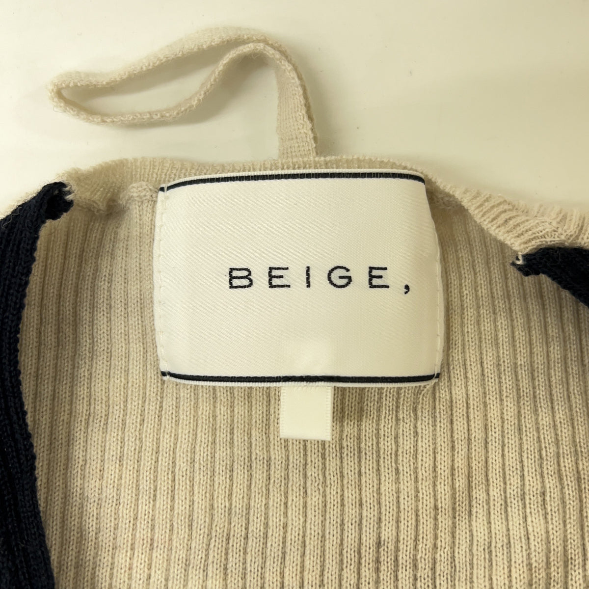 BEIGE ベイジ ベージュ×ブラック LA MONNAIE Vネックニット トップス