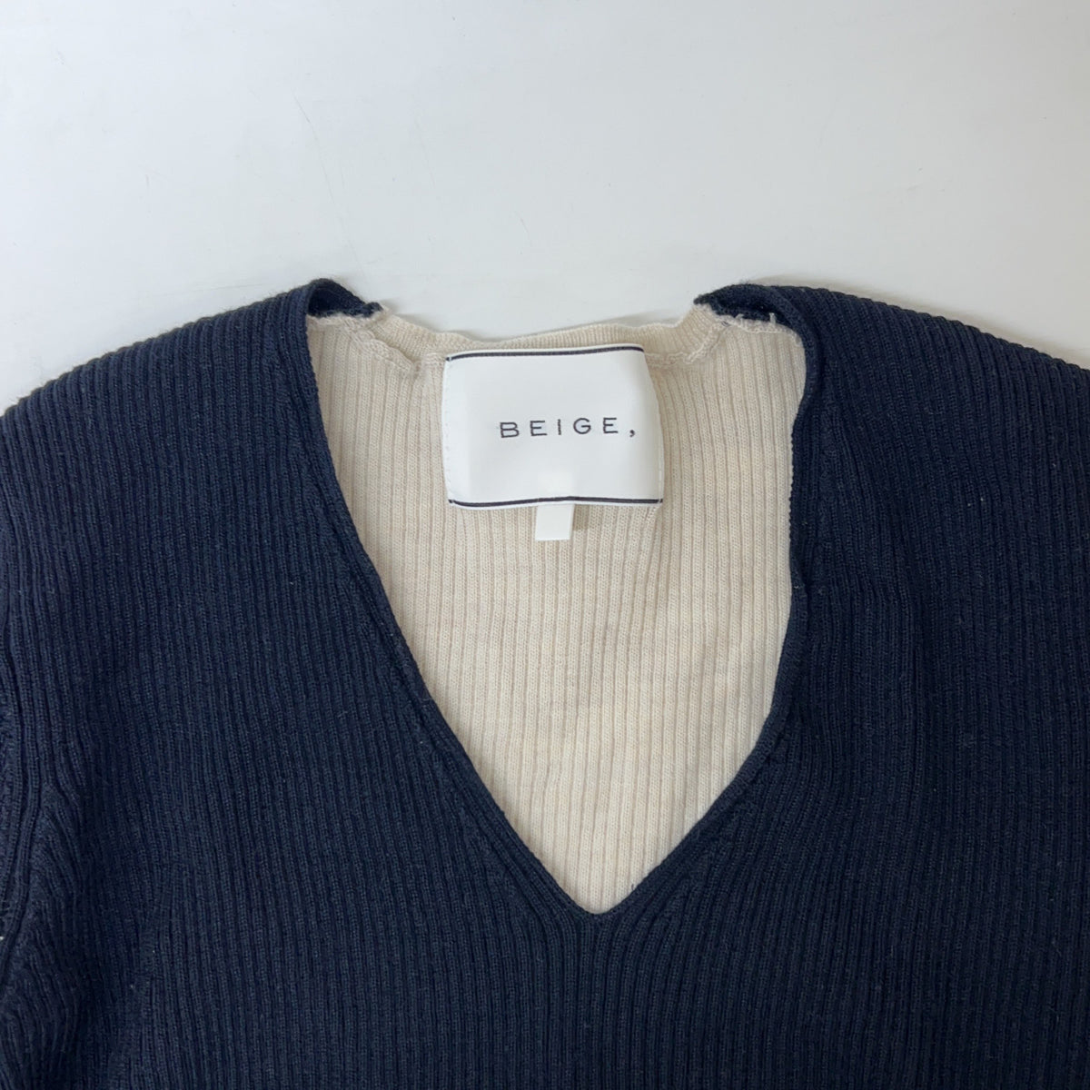 BEIGE ベイジ ベージュ×ブラック LA MONNAIE Vネックニット トップス