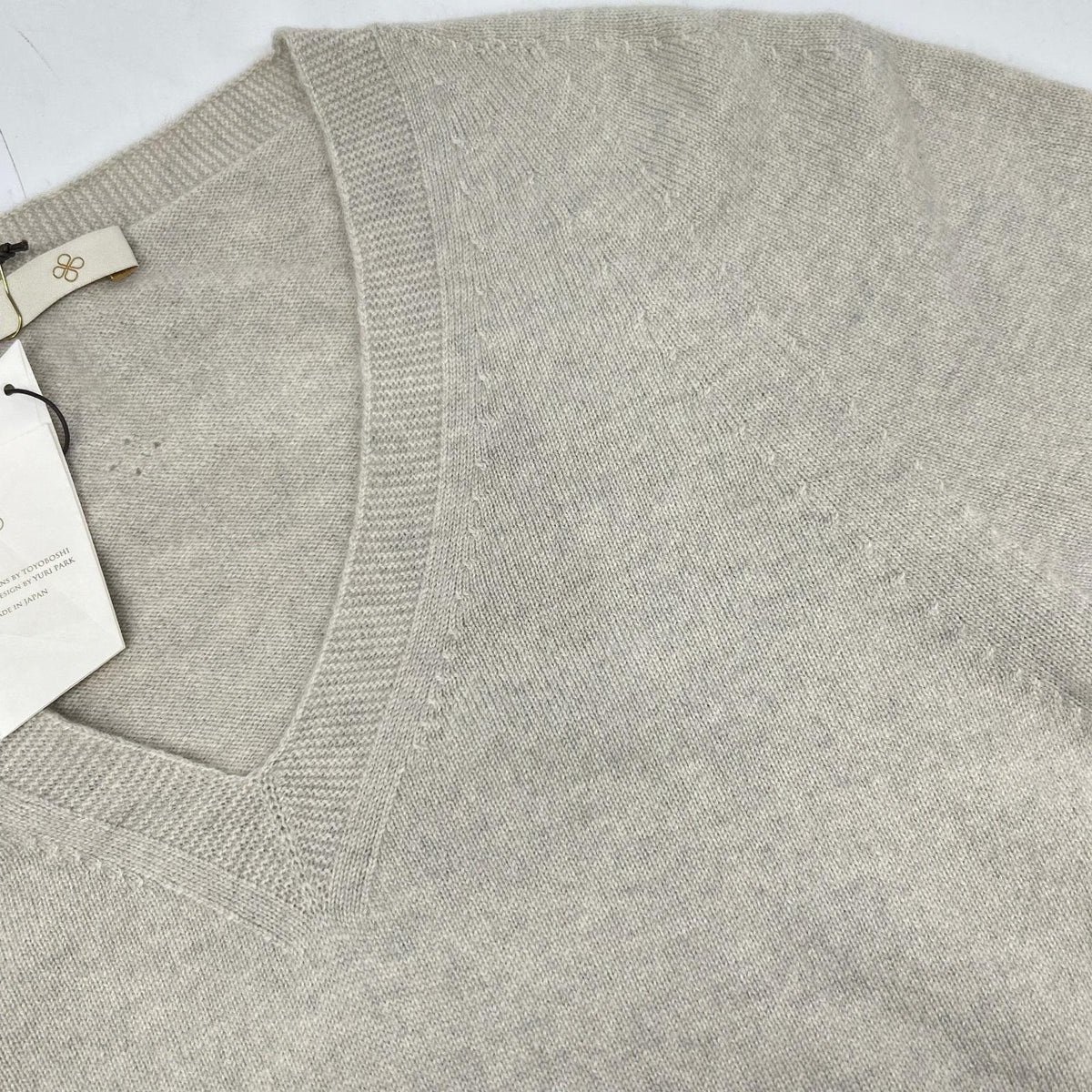 TOYOBOSHI Toyobo KITOI KARIBA 10IT-PC2501 Gray 100% Cashmere V-Neck Sweater Top