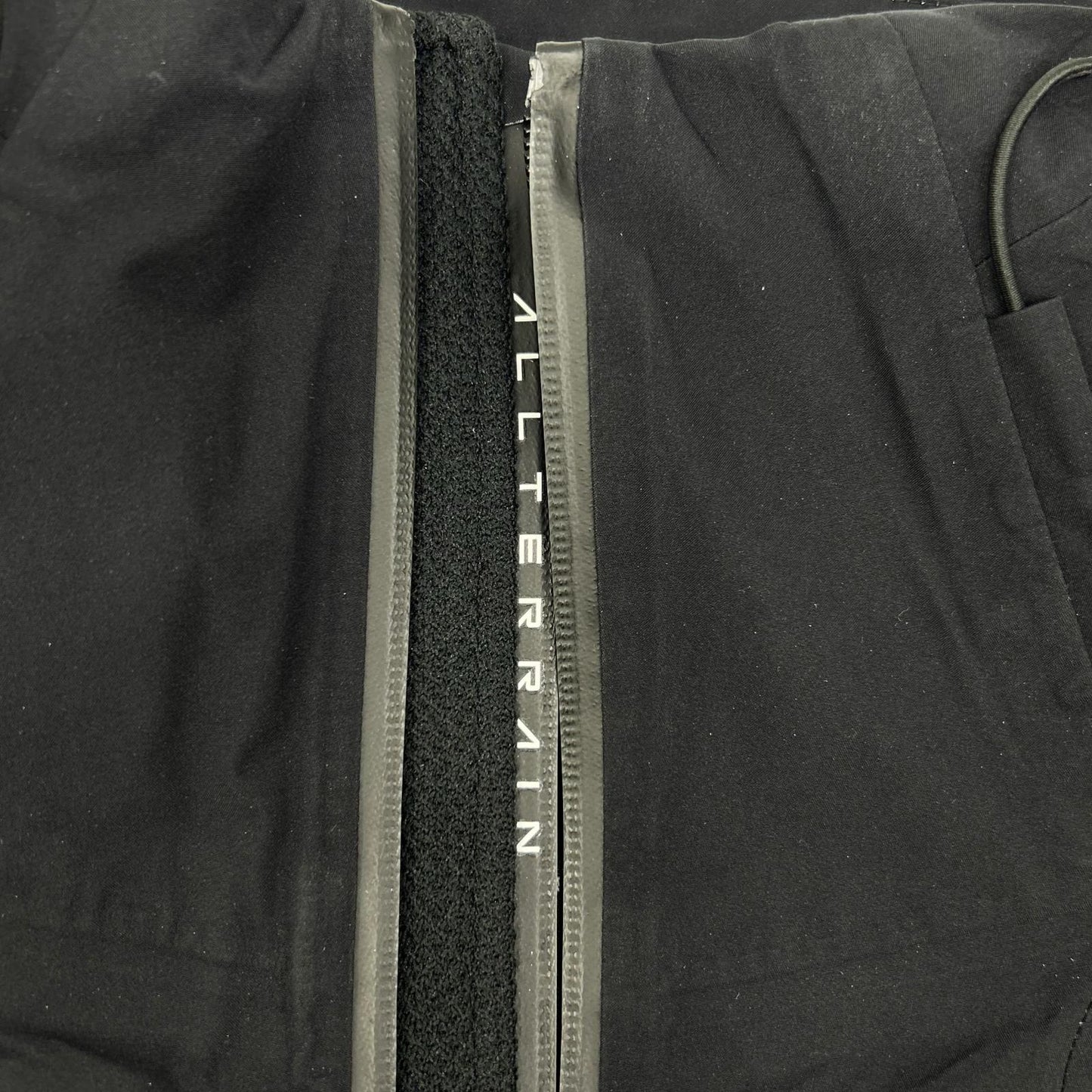 DESCENTE 迪桑特 ALLTERAIN 25FW DU5FWBA2M 黑色硬壳夹克 Creas 夹克