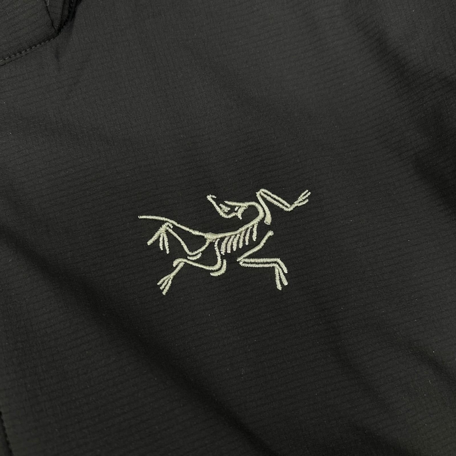 ARC'TERYX アークテリクス X000009556 25年 ブラック Atom Hoody M 中綿フーディー トップス