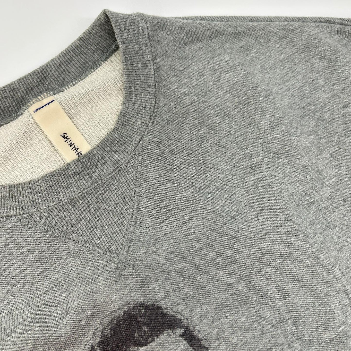 SHINYA KOZUKA シンヤコヅカ グレー 25025K93 25AW ORDINARY HOME HIS CREW WITH PRINTING スウェットプルオーバー トップス
