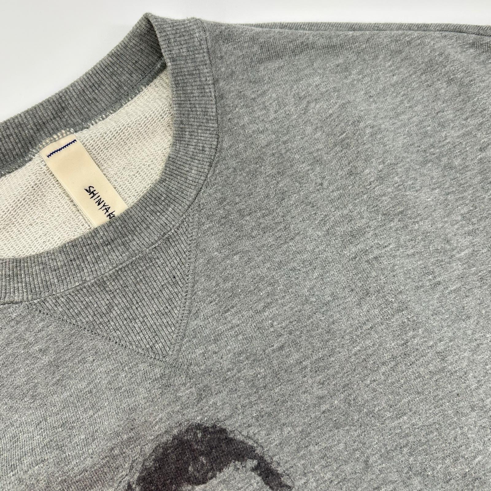 SHINYA KOZUKA シンヤコヅカ グレー 25025K93 25AW ORDINARY HOME HIS CREW WITH PRINTING スウェットプルオーバー トップス