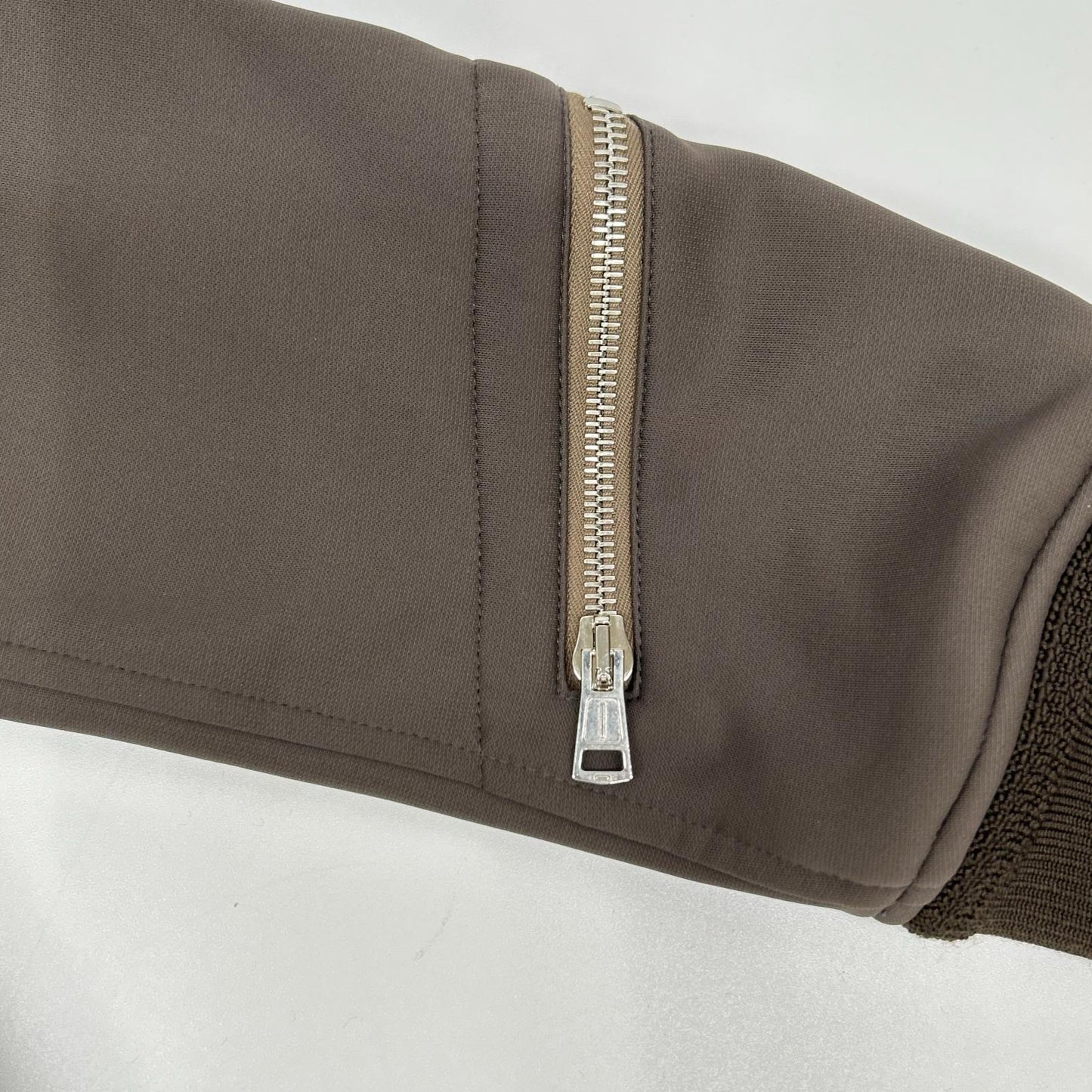 1piu1uguale3 ウノピゥウノウグァーレトレ MRB696 ブラウン TRAVEL ZIP PARKA トップス
