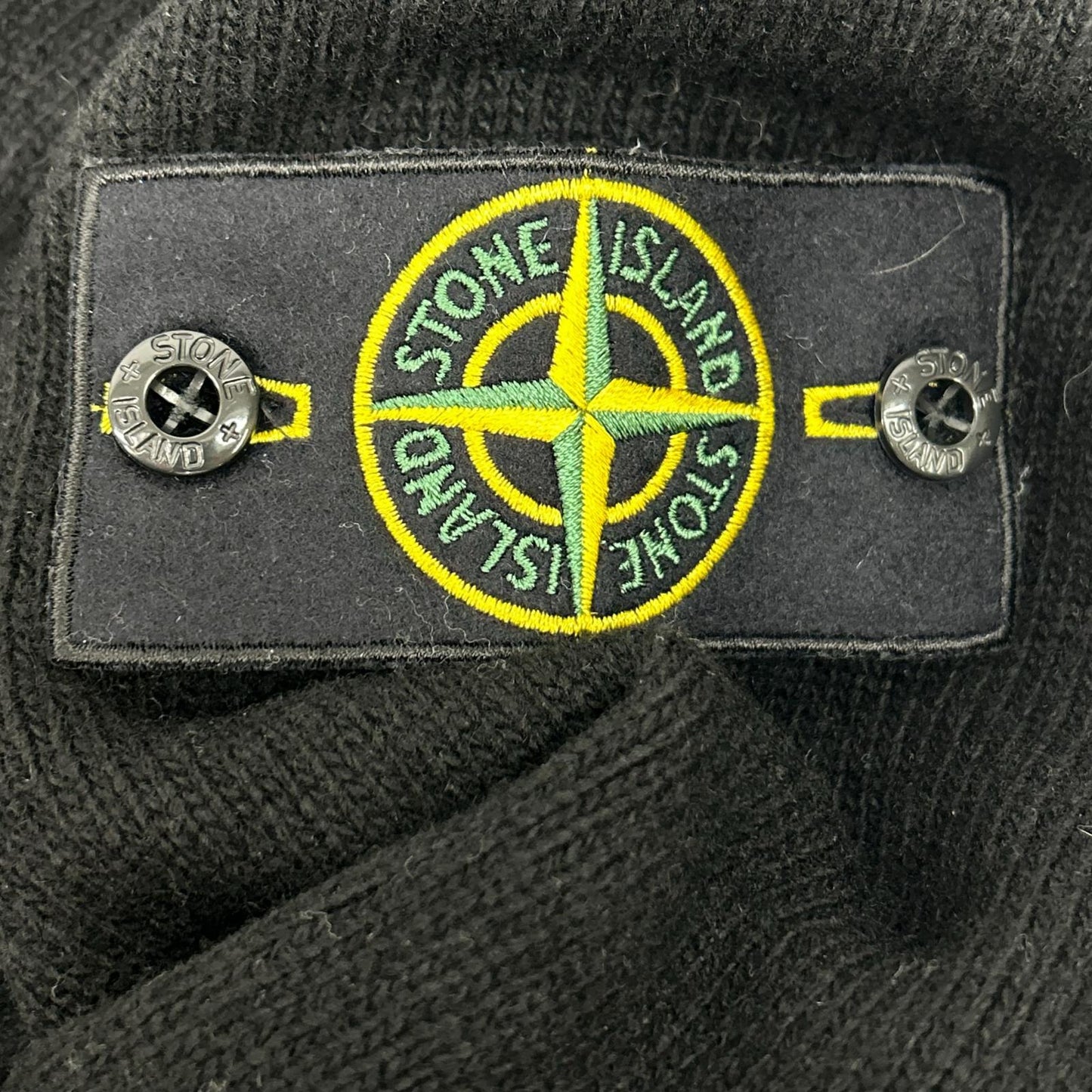STONE ISLAND ストーンアイランド 6915551A3　ブラック ラムウール Vネックニット トップス トップス