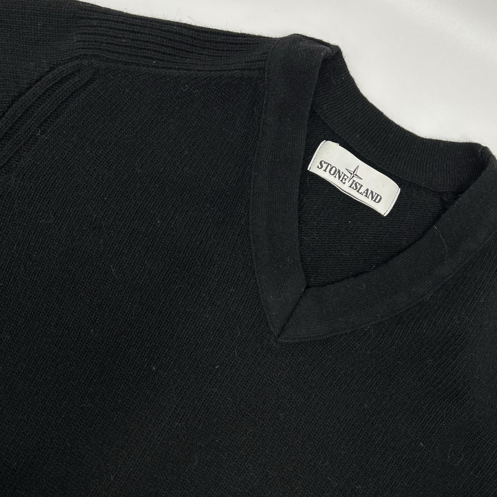 STONE ISLAND ストーンアイランド 6915551A3　ブラック ラムウール Vネックニット トップス トップス
