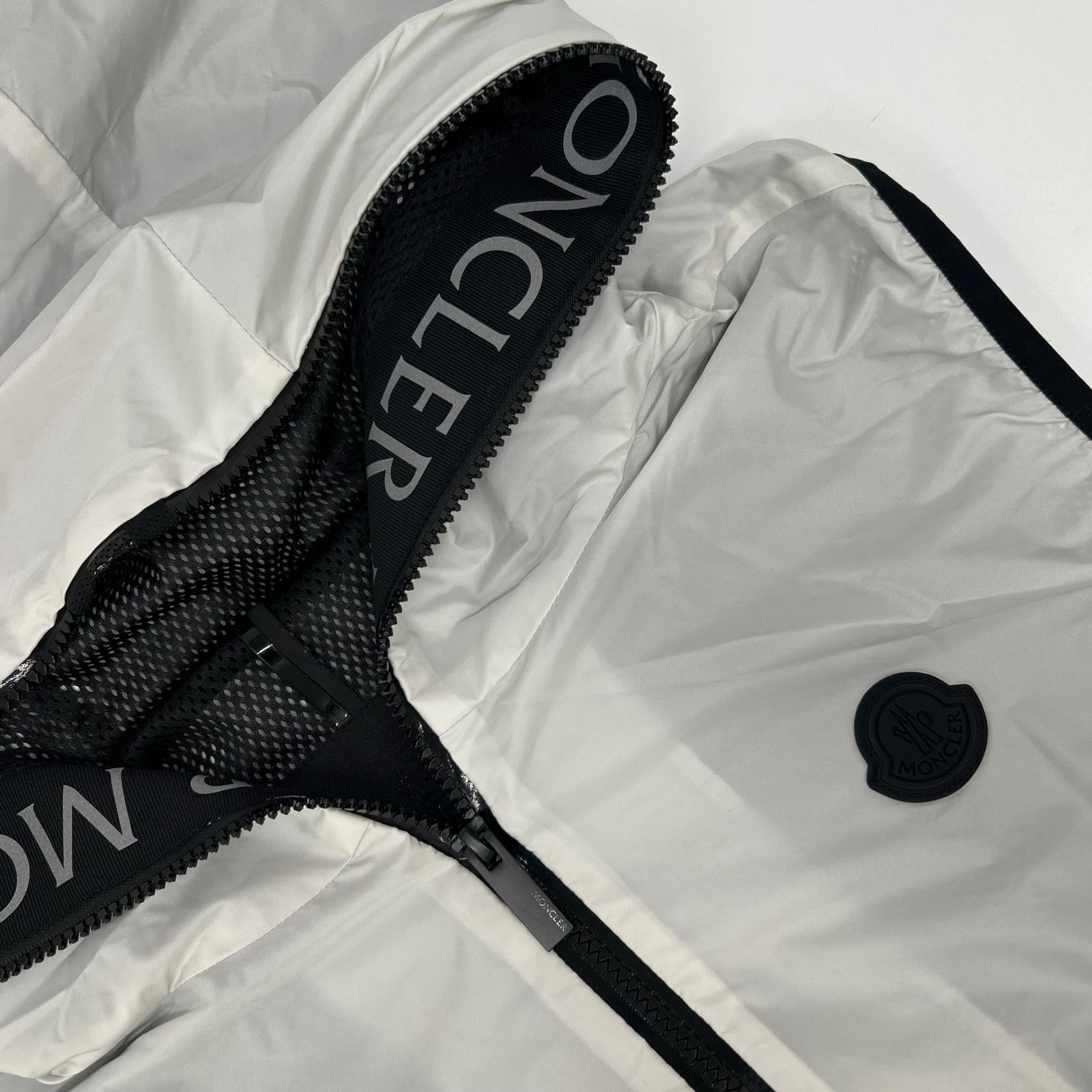 MONCLER モンクレール 22年製　I10911A00107 PAKITO ナイロン フルジップ フーディ ベスト