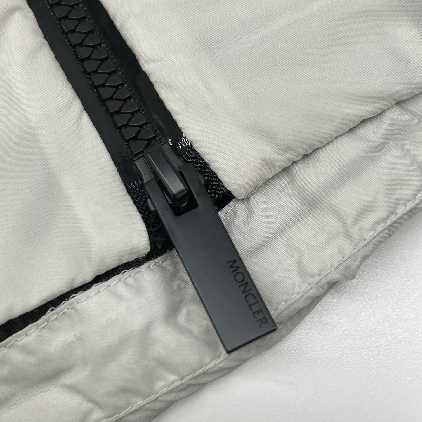 MONCLER モンクレール 22年製　I10911A00107 PAKITO ナイロン フルジップ フーディ ベスト