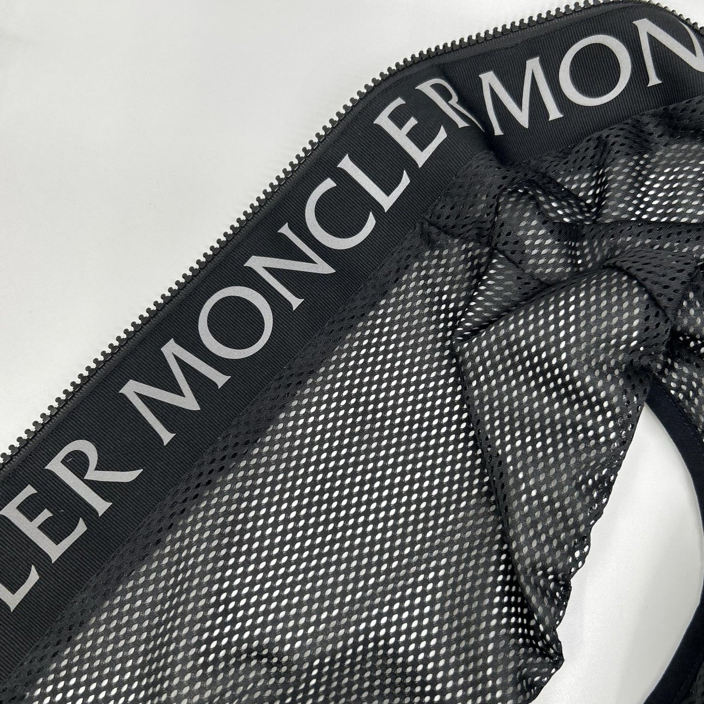 MONCLER モンクレール 22年製　I10911A00107 PAKITO ナイロン フルジップ フーディ ベスト