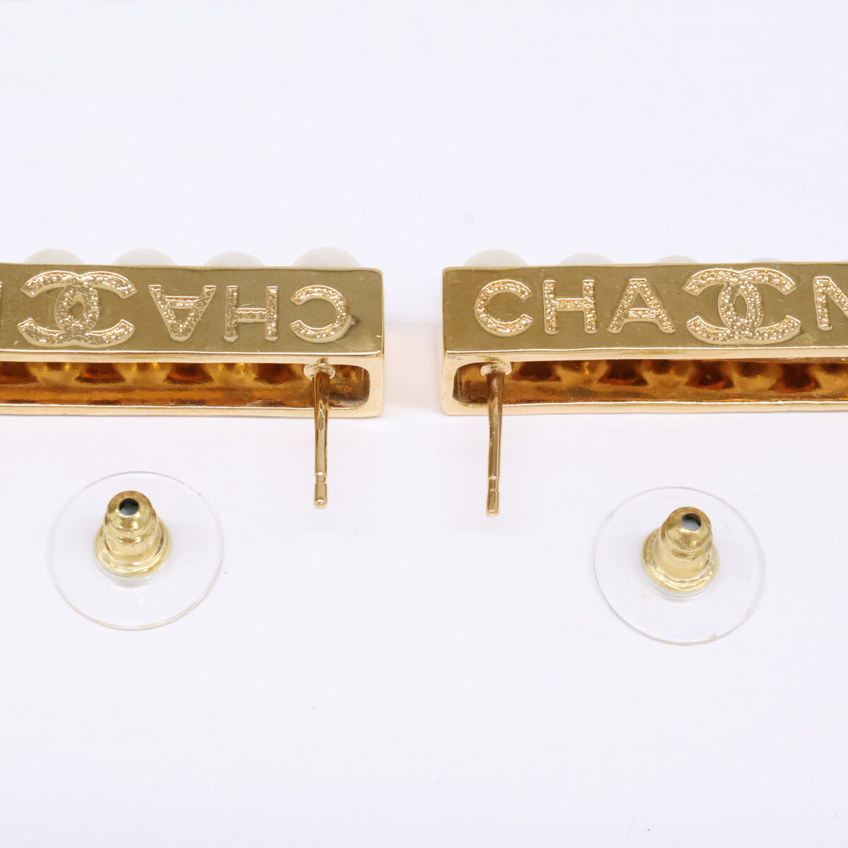 CHANEL シャネル 美品 B23 K 6Pパール ロゴプレート ピアス