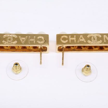 CHANEL シャネル 美品 B23 K 6Pパール ロゴプレート ピアス