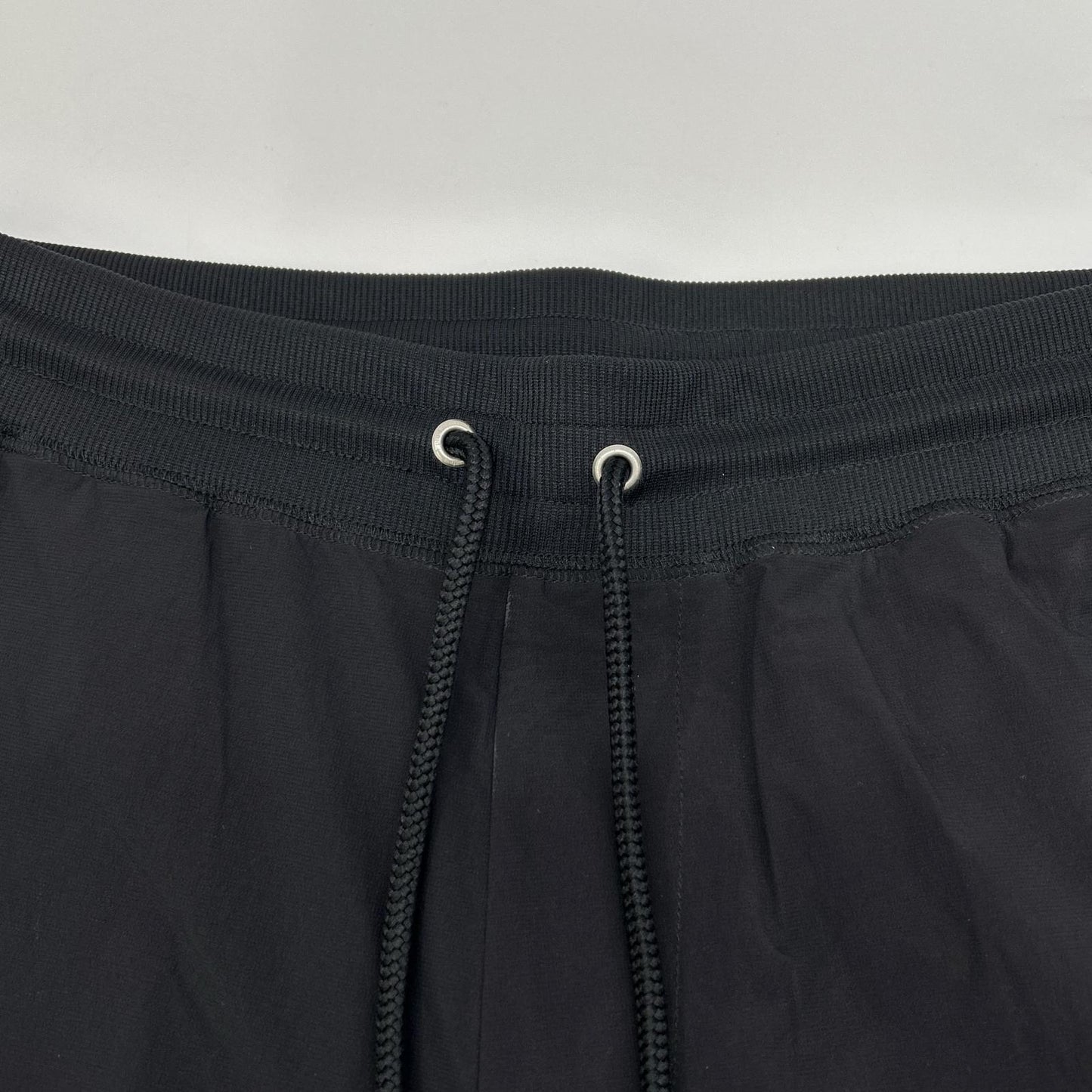 1piu1uguale3 ウノピゥウノウグァーレトレ MRP572-NYU069 ブラック RIB PANTS / KAJI 4WAY NYLON パンツ ボトムス