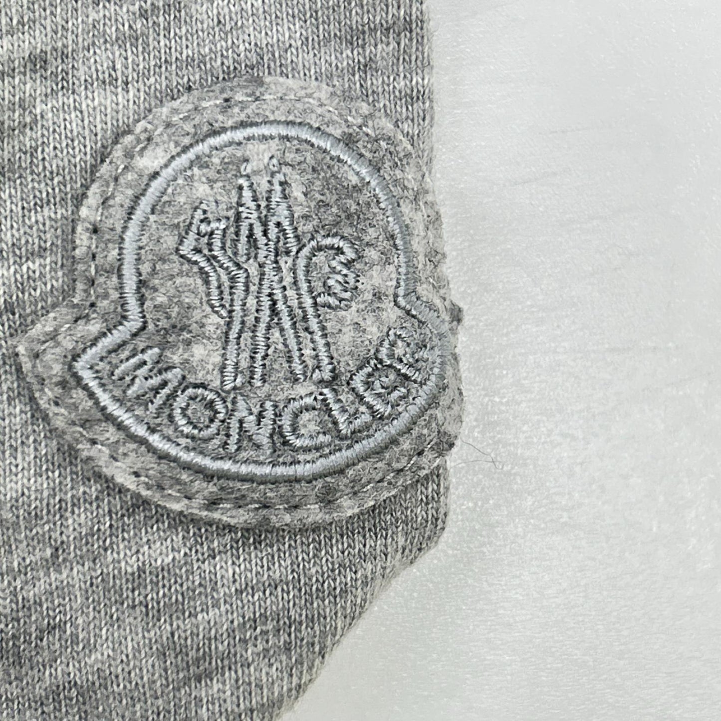 MONCLER モンクレール 23年 グレー ピクセルロゴ Tシャツ トップス