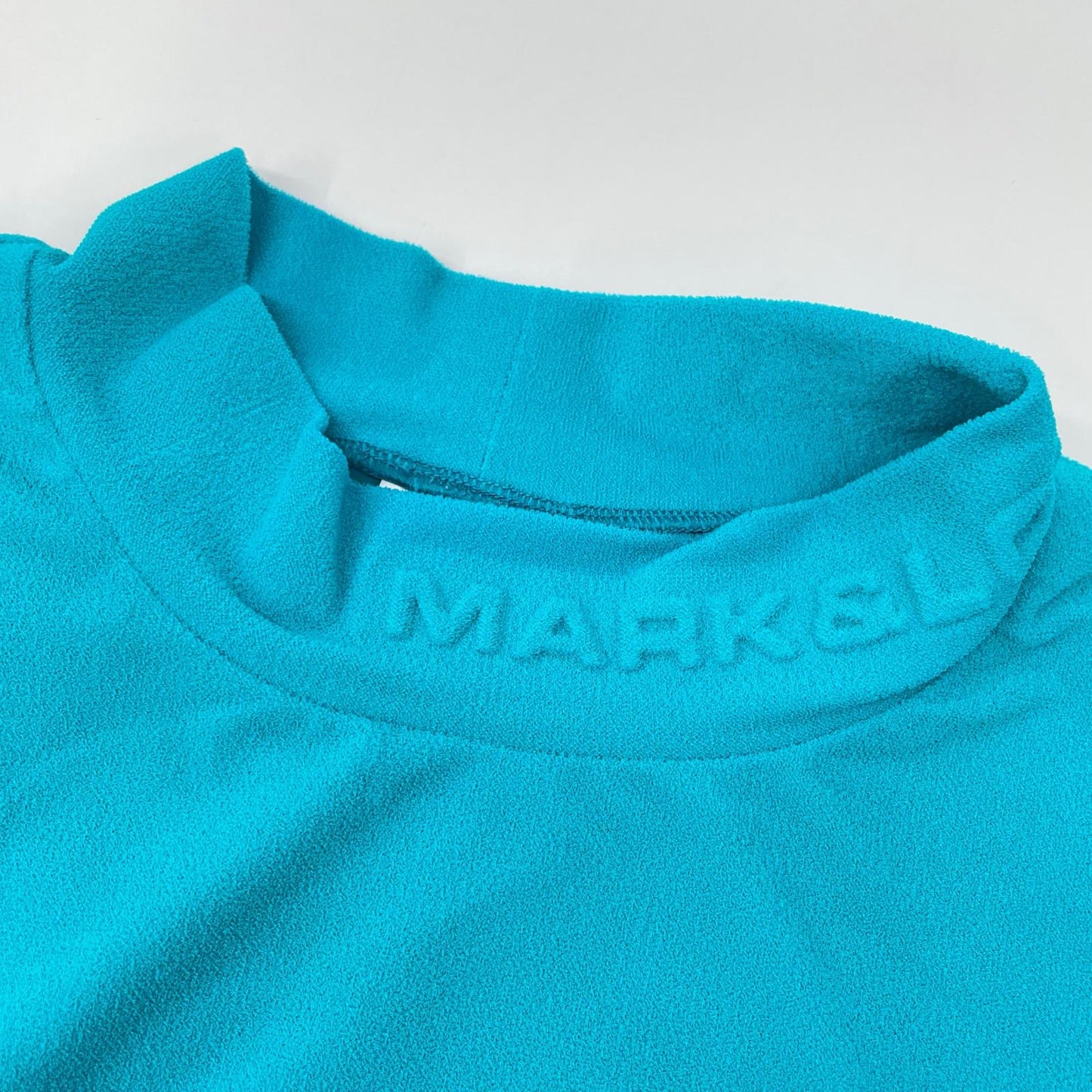 MARK&LONA マークアンドロナ 25年 MLM-5A-AA09 ブルー Ever ECONYL Mock Neck Tee トップス