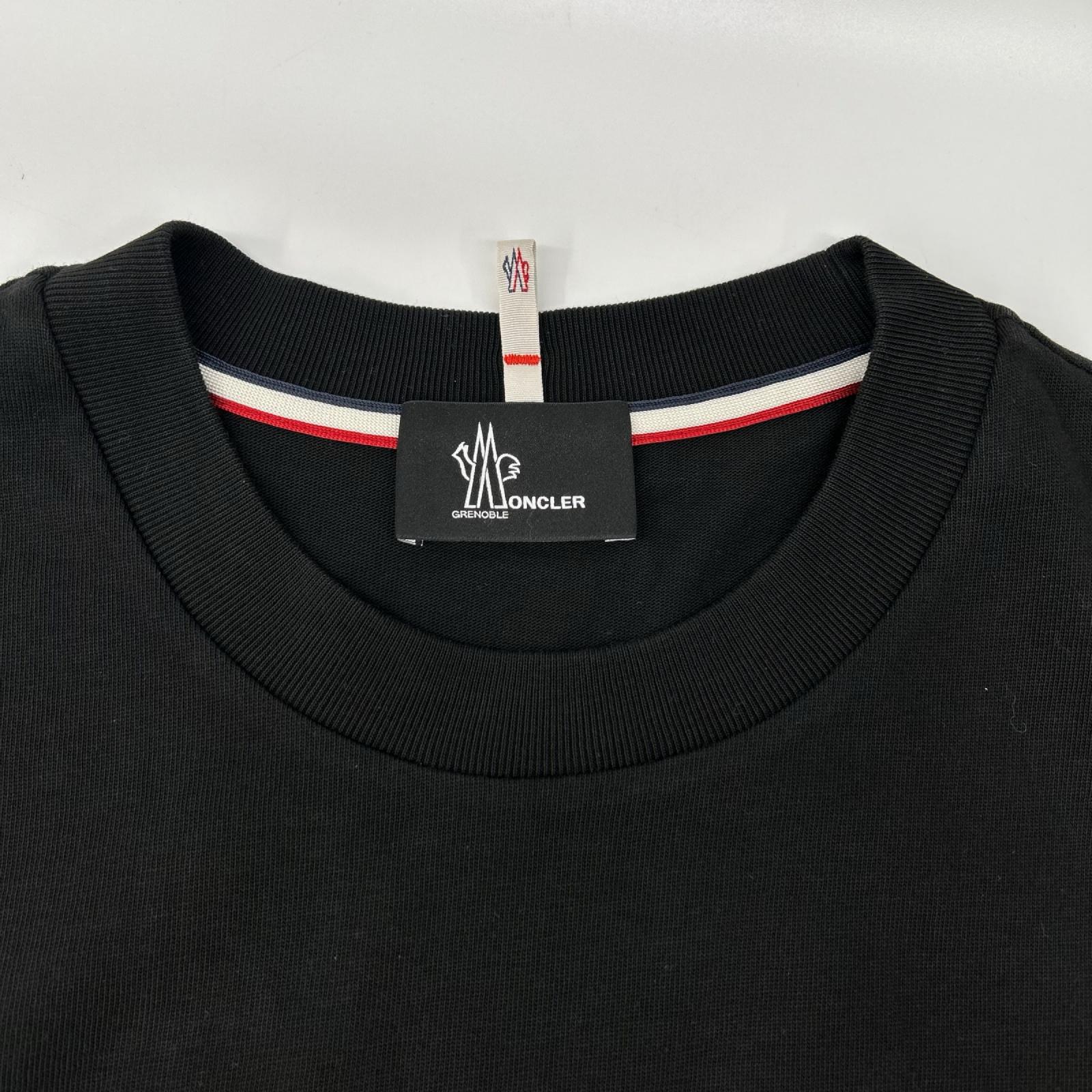 MONCLER モンクレール 22年 ブラック ラバーロゴ T-SHIRT MANICA CORTA トップス