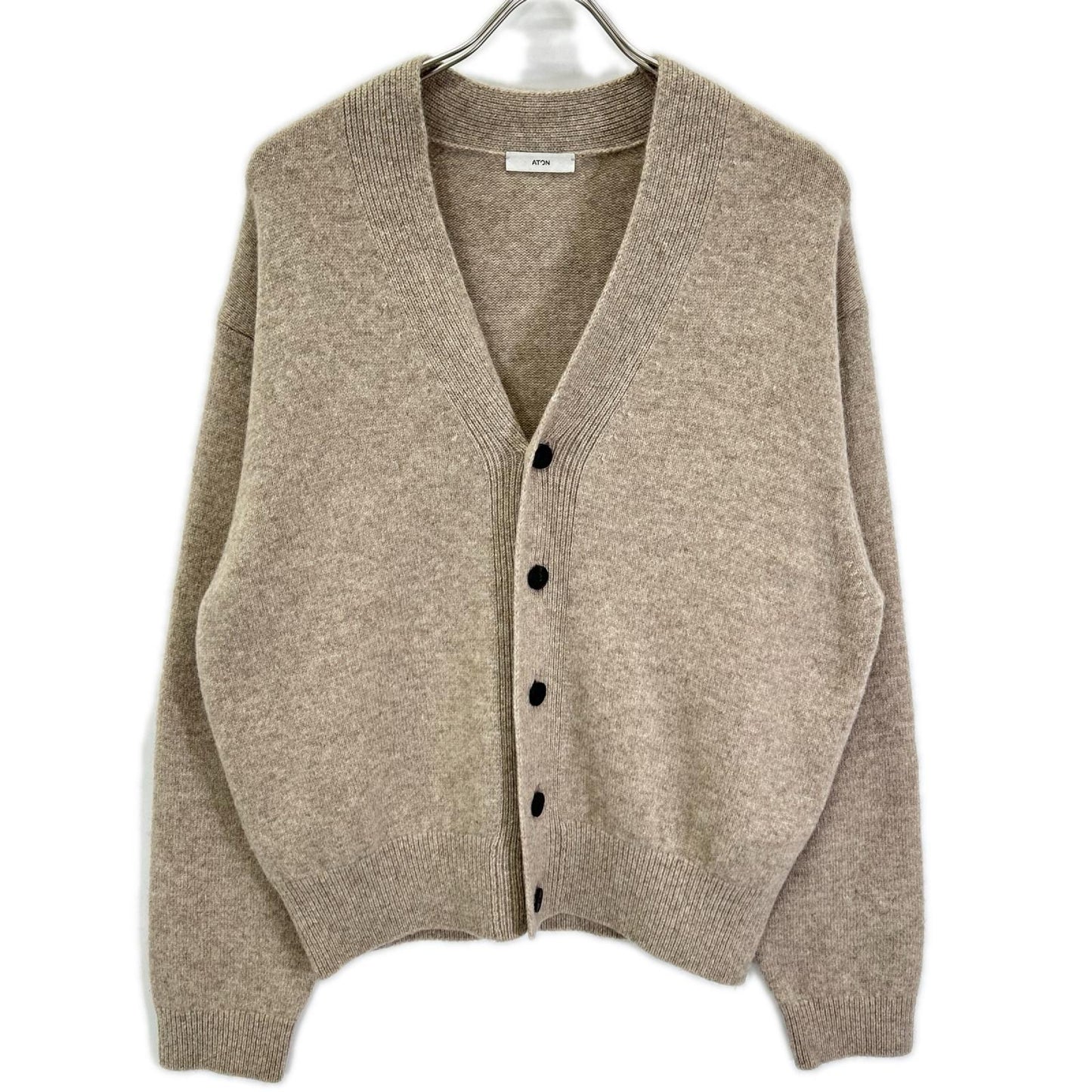 ATON エイトン ベージュ 23AW WOOL CASHMERE SILK Vネックカーディガン トップス