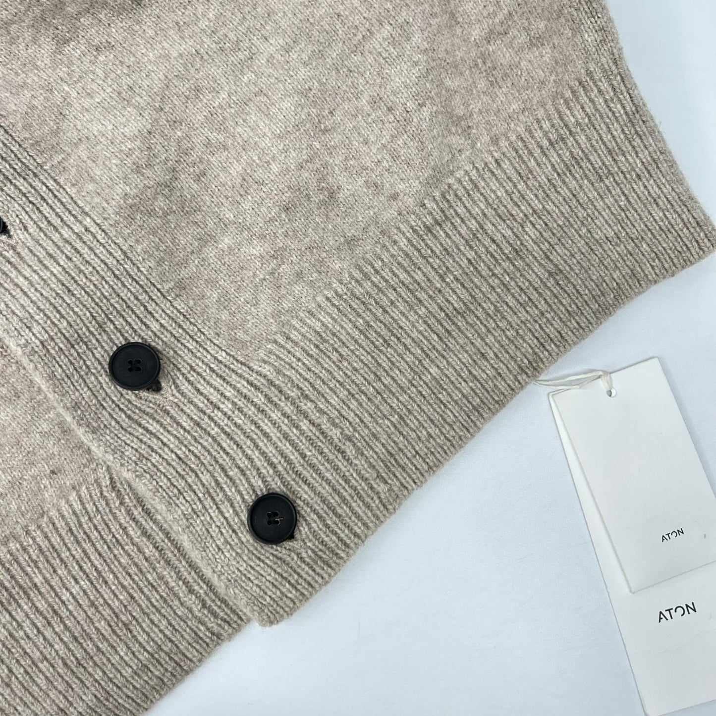 ATON エイトン ベージュ 23AW WOOL CASHMERE SILK Vネックカーディガン トップス