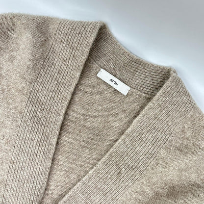 ATON エイトン ベージュ 23AW WOOL CASHMERE SILK Vネックカーディガン トップス