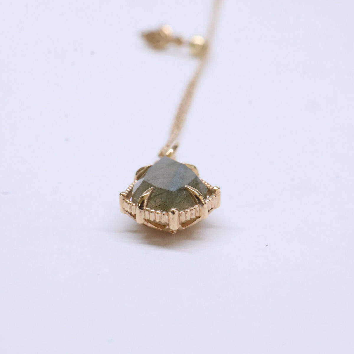 agete アガット 【美品】K10 ラブラドライト/蝶貝 ペンダントトップ・K10 0.008ct ダイヤモンド リーフ Y字 ネックレス