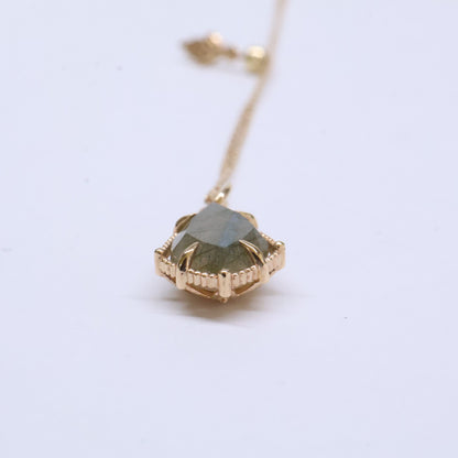 agete アガット 【美品】K10 ラブラドライト/蝶貝 ペンダントトップ・K10 0.008ct ダイヤモンド リーフ Y字 ネックレス