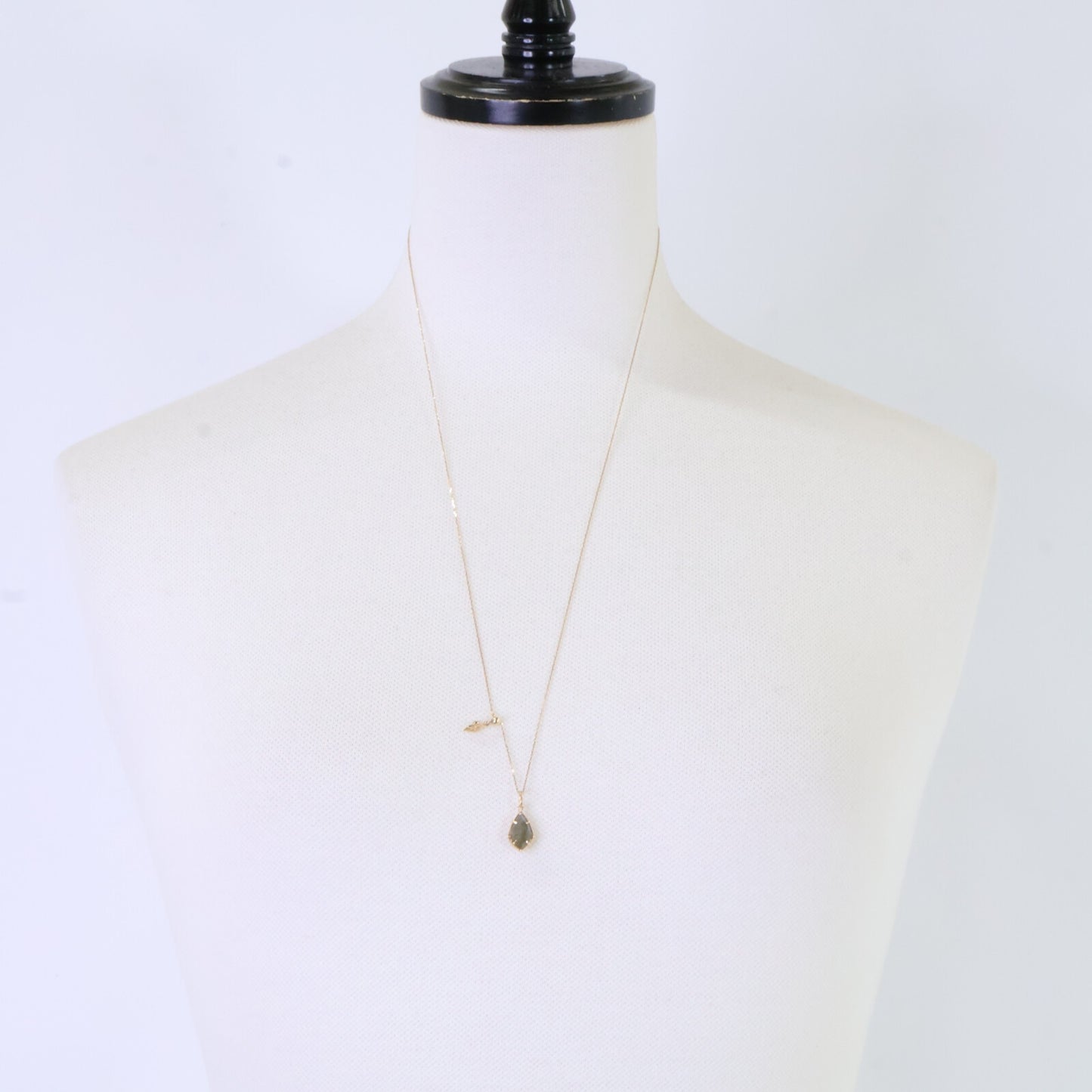 agete アガット 【美品】K10 ラブラドライト/蝶貝 ペンダントトップ・K10 0.008ct ダイヤモンド リーフ Y字 ネックレス