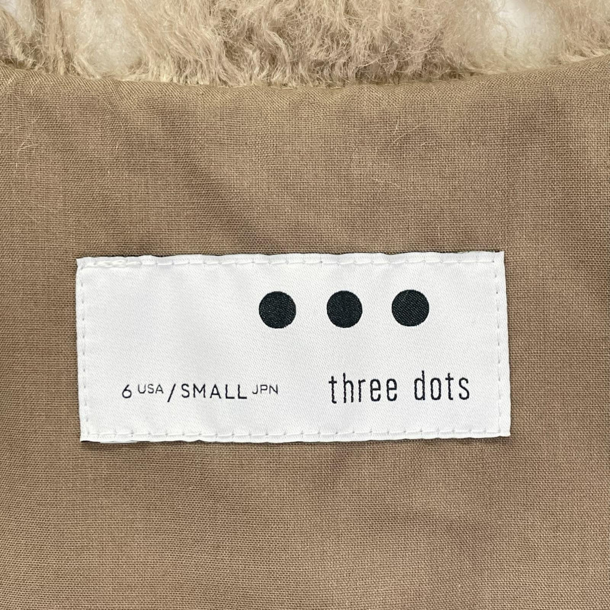three dots スリードッツ Y910 MK0001Y ベージュ ウェイビーファー ショートジレ ベスト