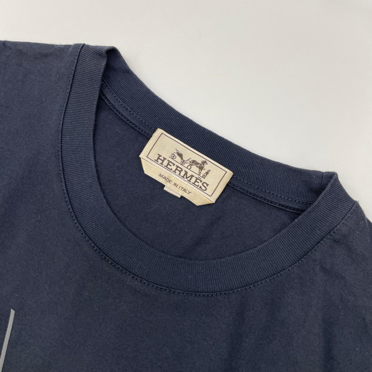HERMES エルメス 24SS ネイビー エトリエ・アン・フラグモン Tシャツ トップス