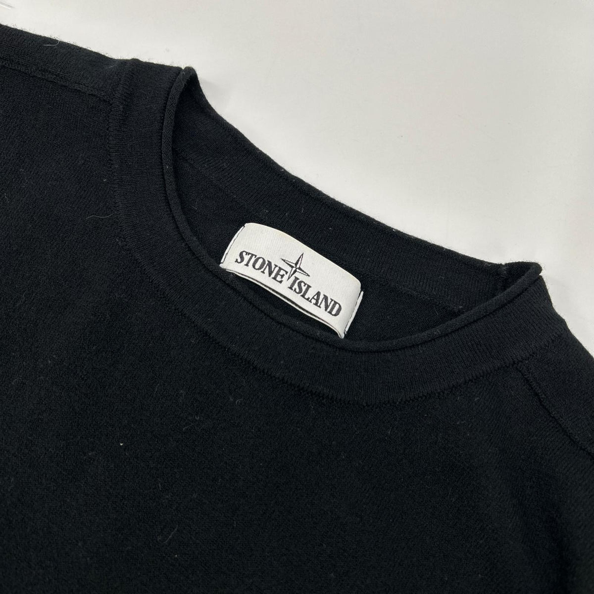 STONE ISLAND ストーンアイランド 7315511A1 ブラック クルーネック ウールニットセーター トップス