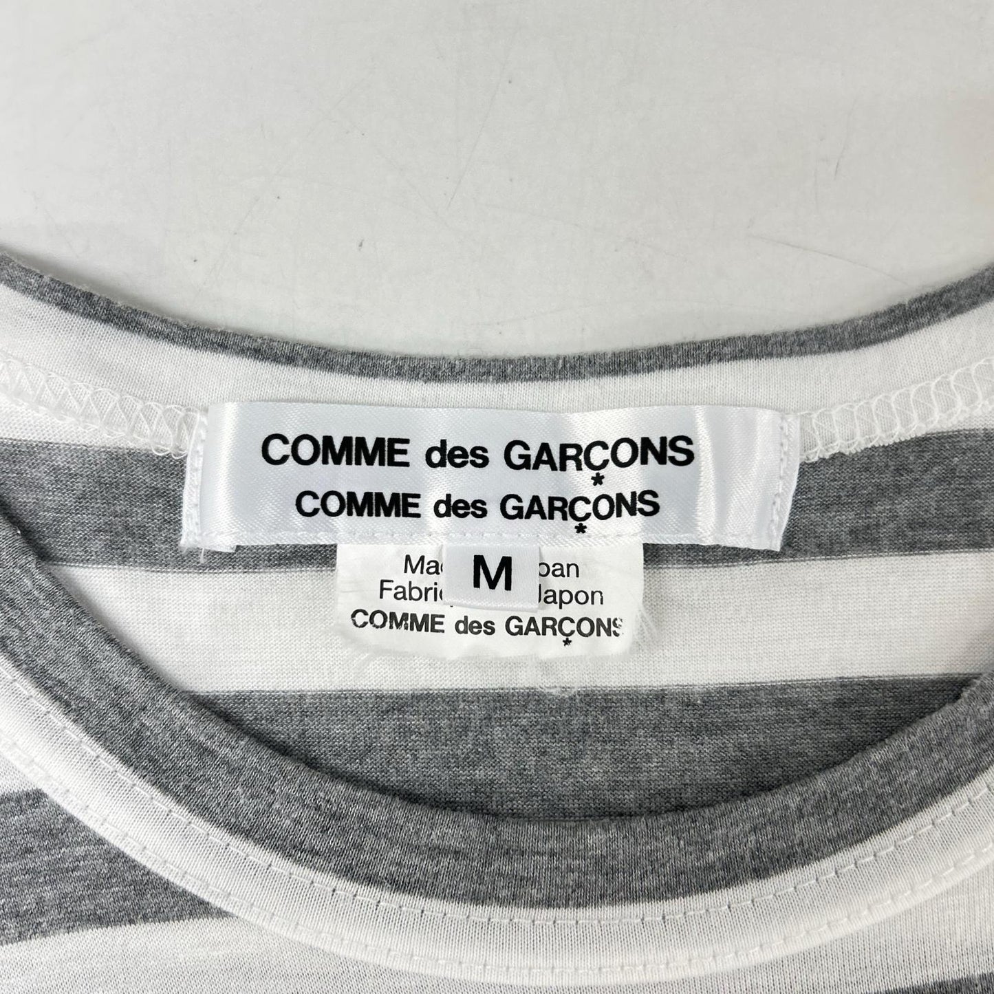 COMMEdesGARCONS COMMEdesGARCONS コムデギャルソンコムデギャルソン（コムコム） RG-T018 グレー×ホワイトボーダーフロントリボンTシャツ トップス