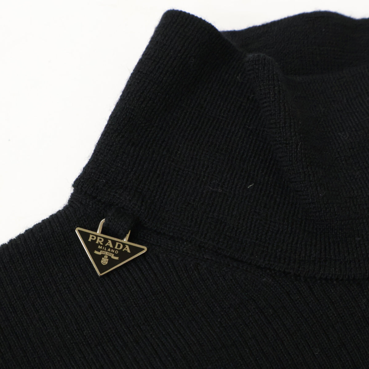 PRADA プラダ 【国内正規/25年製】P26567 トライアングルロゴプレート付 ハイネック ニットセーター トップス