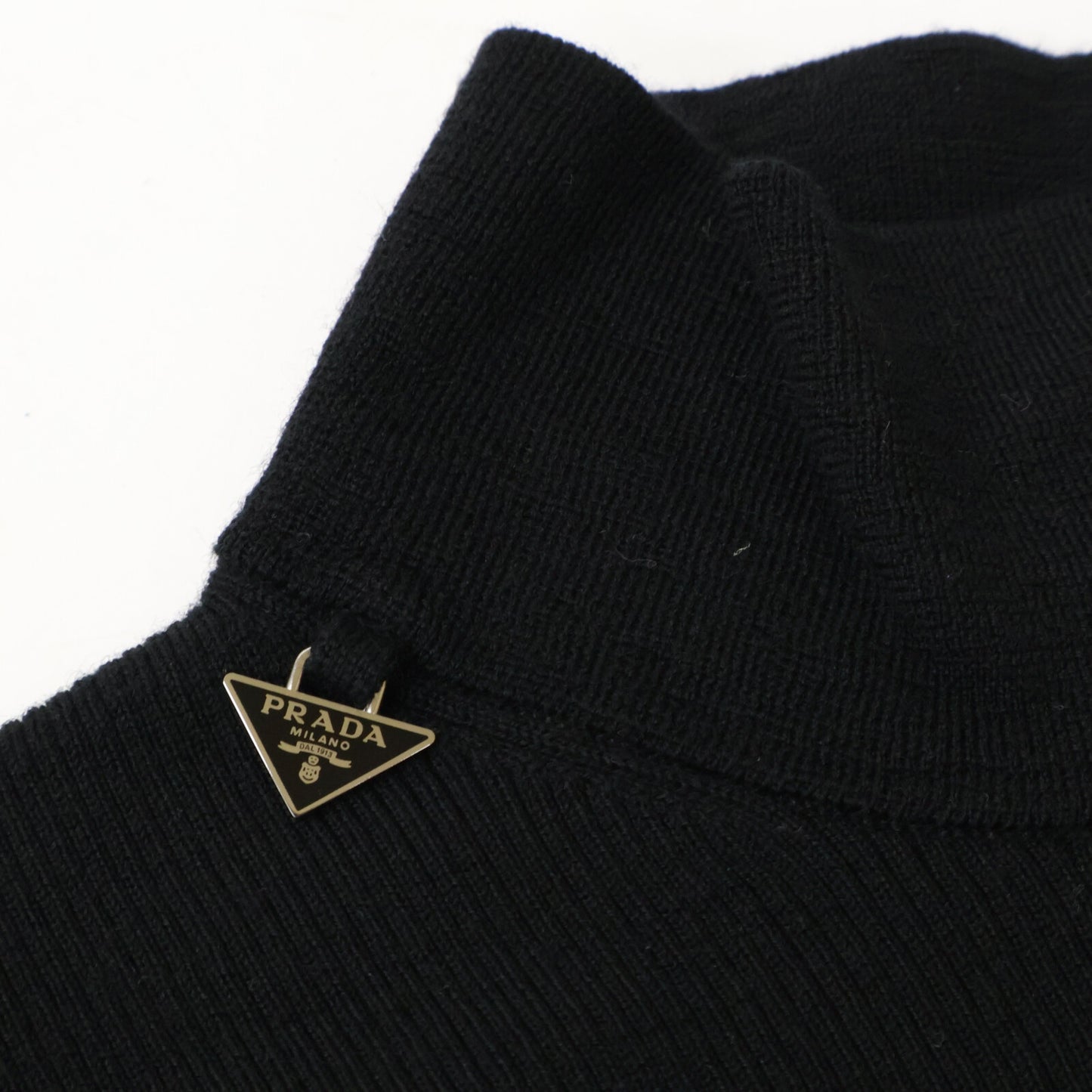 PRADA プラダ 【国内正規/25年製】P26567 トライアングルロゴプレート付 ハイネック ニットセーター トップス