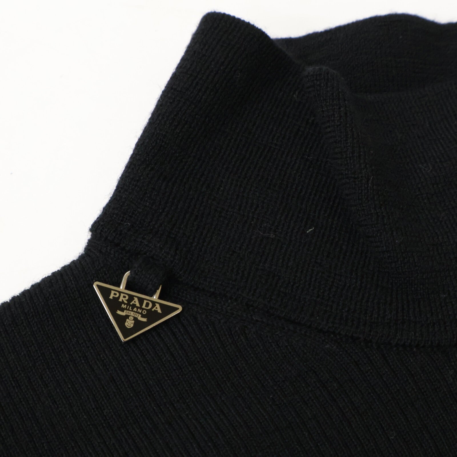 PRADA プラダ 【国内正規/25年製】P26567 トライアングルロゴプレート付 ハイネック ニットセーター トップス