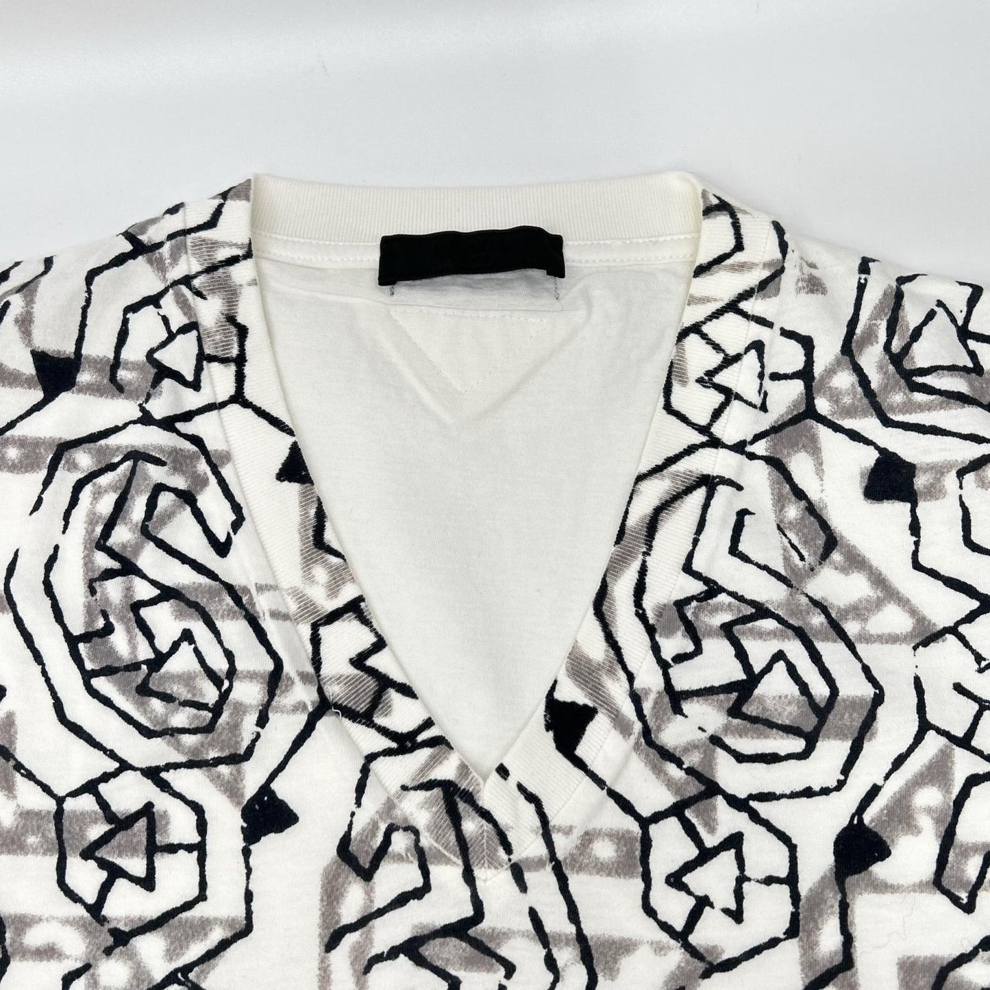 PRADA プラダ UJM492 ホワイト 総柄 トライアングルロゴ VネックTシャツ トップス