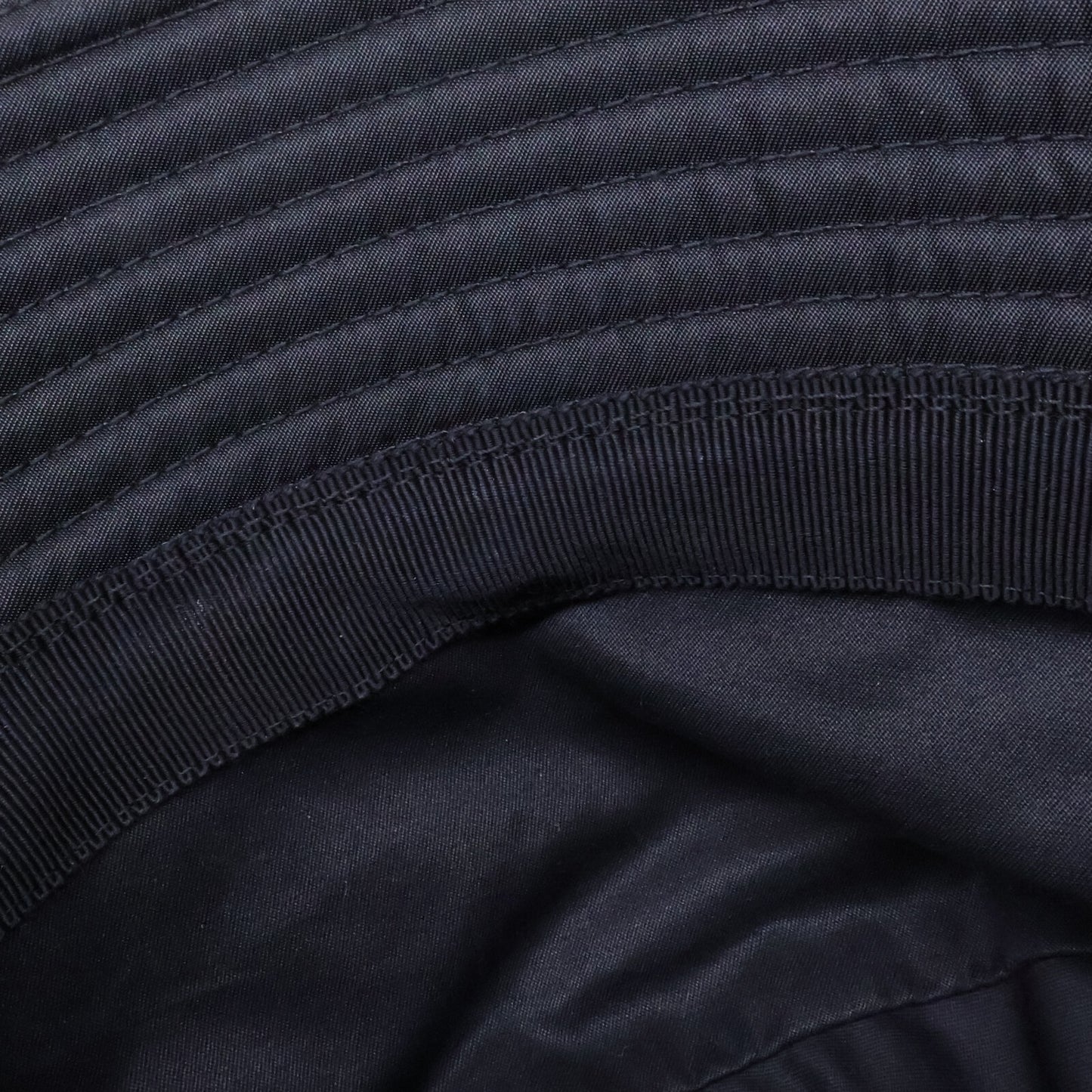 PRADA プラダ 【即決/国内正規】22年製 1HC137 2DMI Re-Nylon トライアングルロゴ ナイロン バケットハット 帽子
